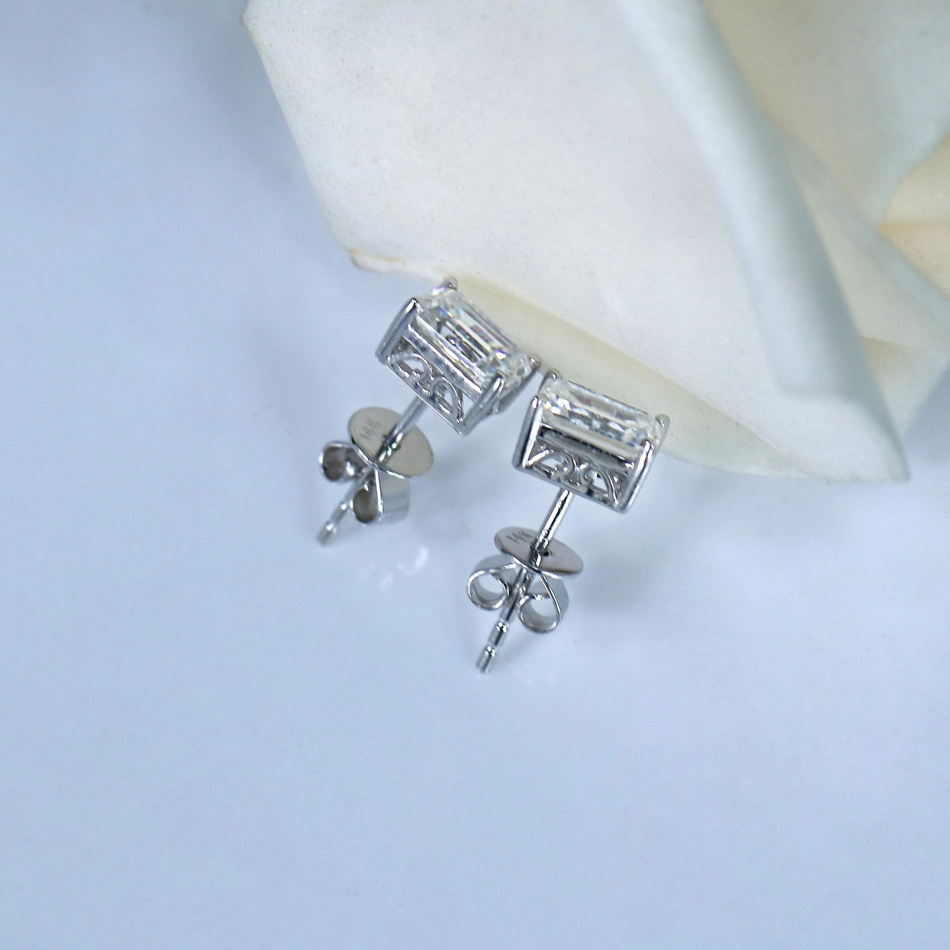 Doveggs vintage solitaire emerald moissanite stud earrings for women