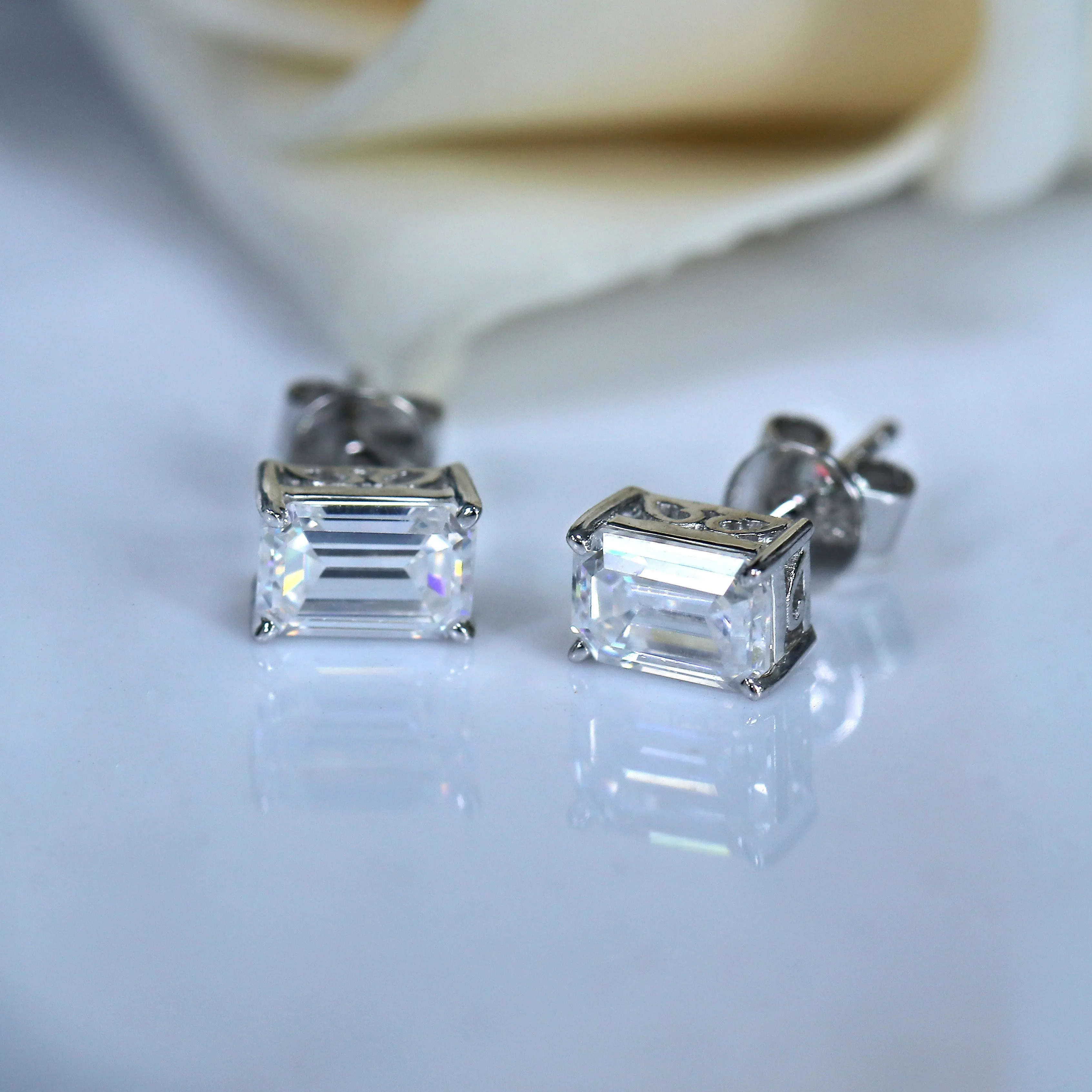 Doveggs vintage solitaire emerald moissanite stud earrings for women