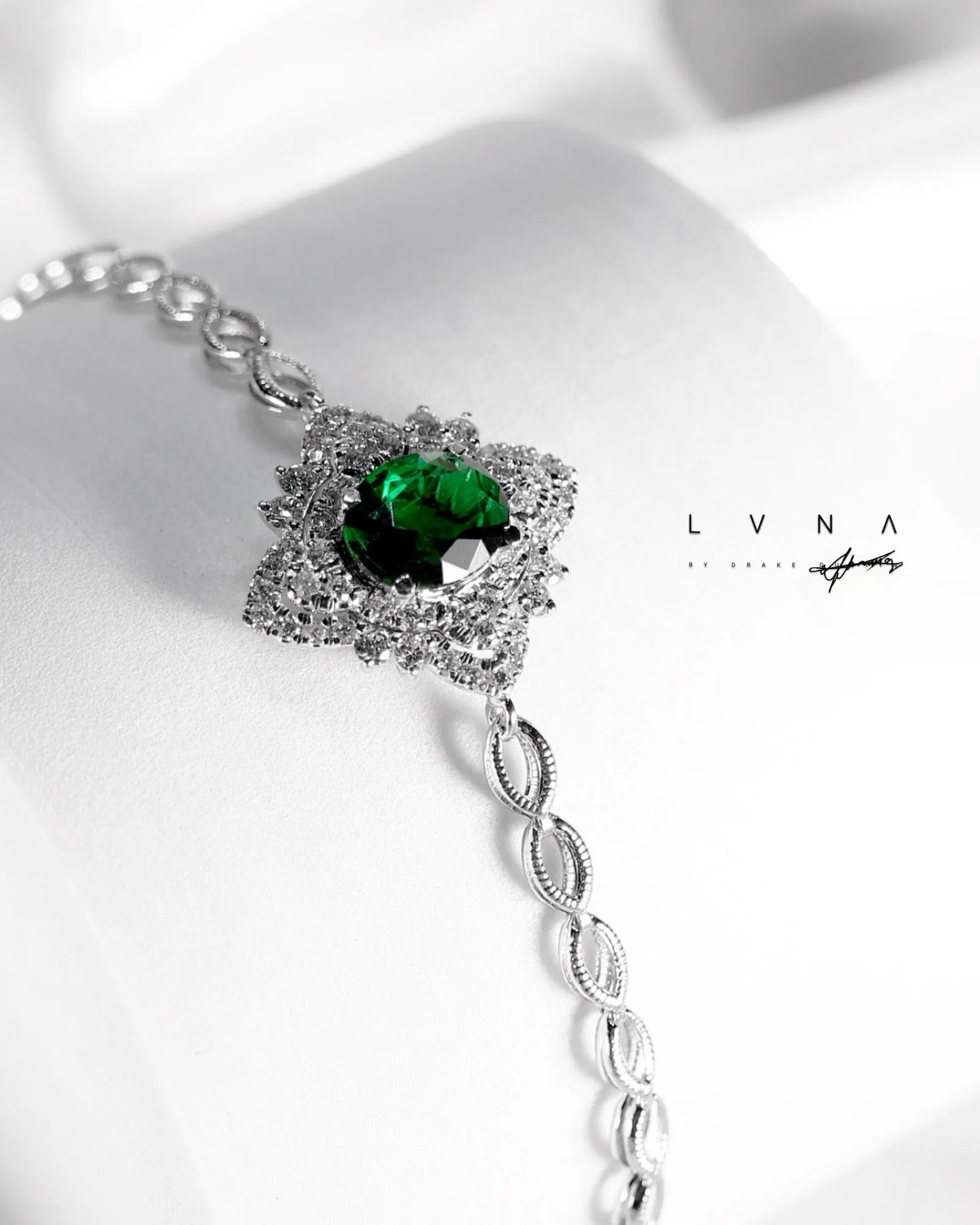 #LVNA2024 | LVNA Signatures Art Deco Style Colombian Emerald Gemstones Diamond Bracelet 18kt